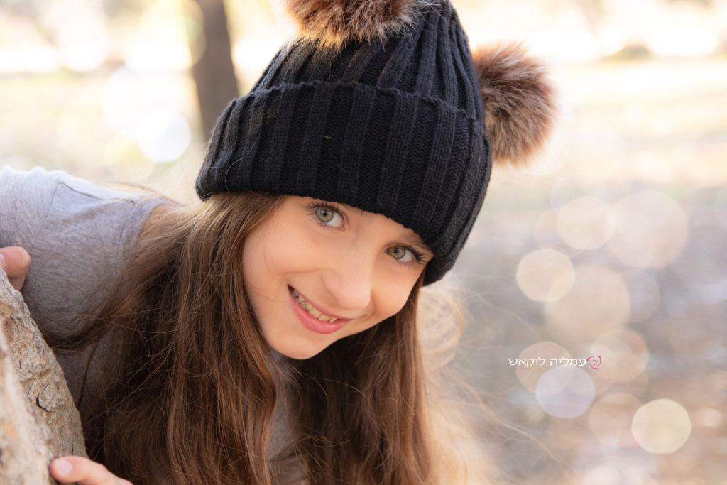 צילומי בת מצווה ביער קסום עם כובע שחור - עמליה לוקאש