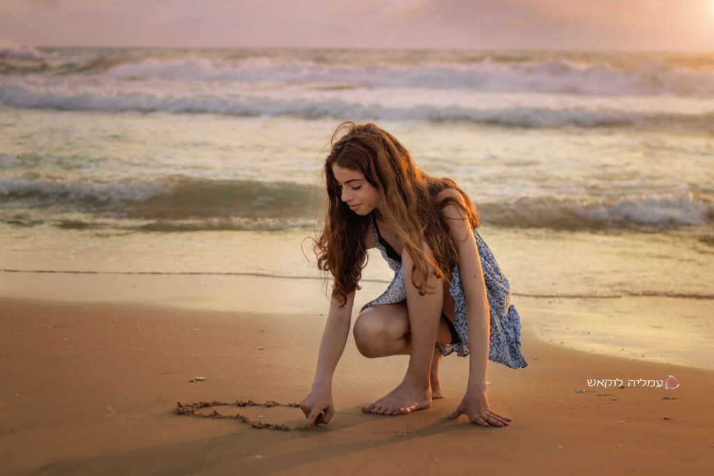 צילומי בת מצווה בחוף ים בשקיעה עם שמלה כחולה- עמליה לוקאש