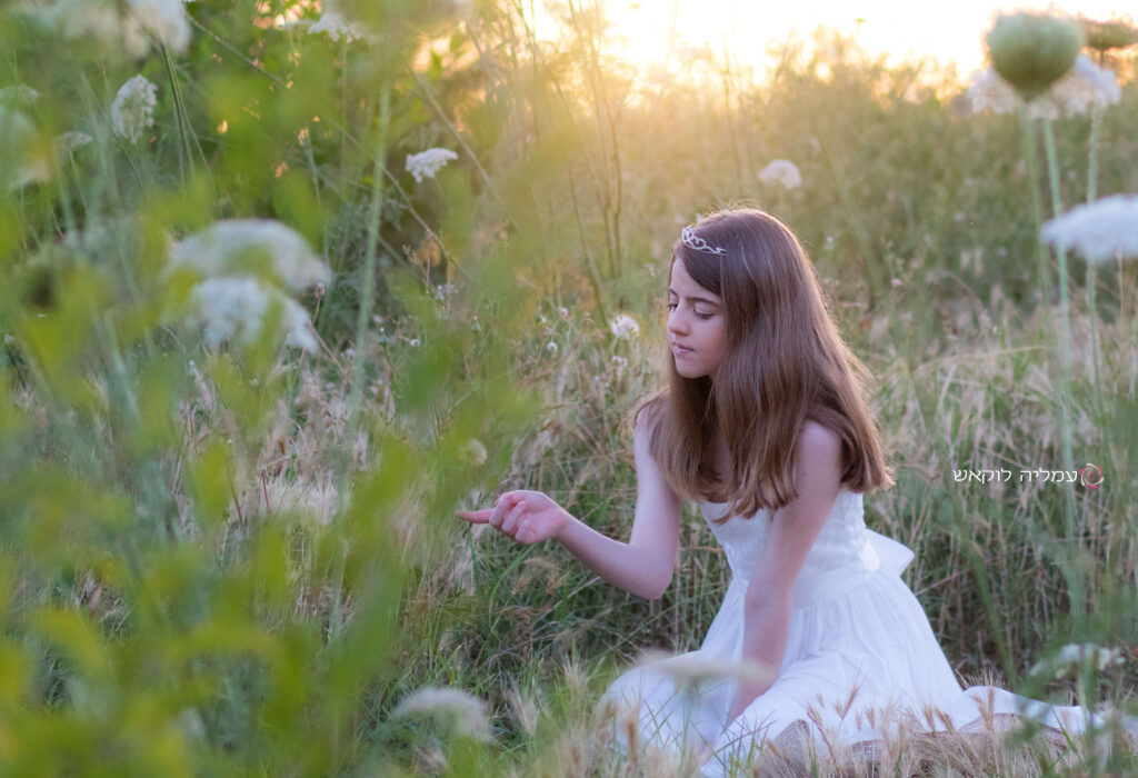 צילומי בת מצווה בשדה פרחים לבנים - עמליה לוקאש