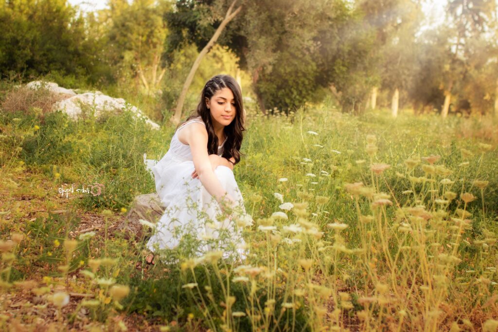 צילומי בת מצווה ביער עם פרחים לבנים - עמליה לוקאש