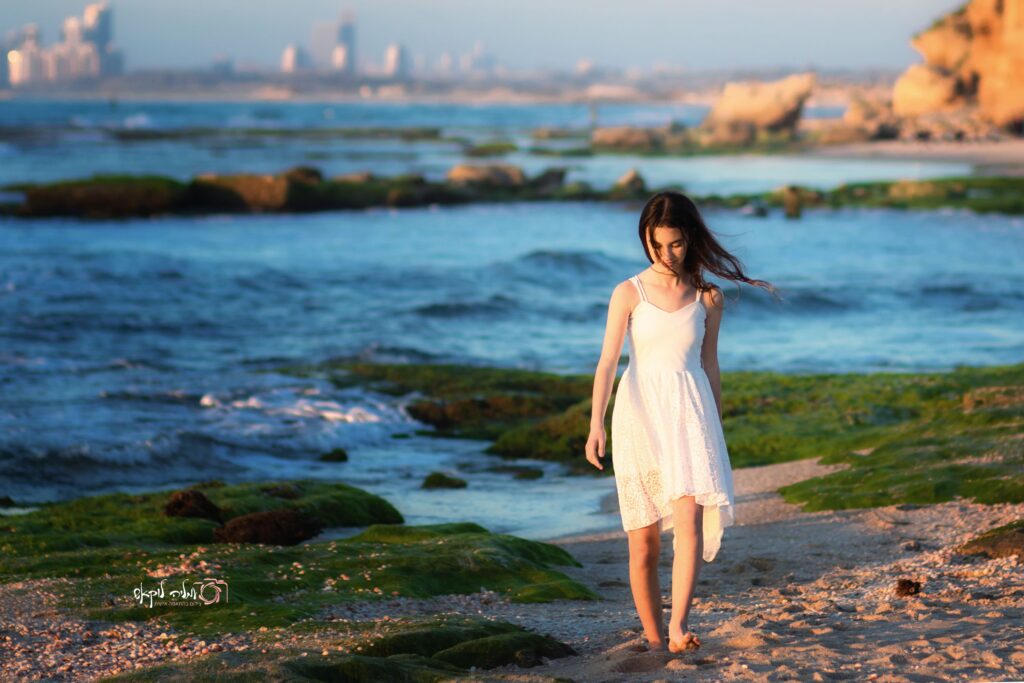 צילומי בת מצווה בים עם שמלה לבנה - עמליה לוקאש