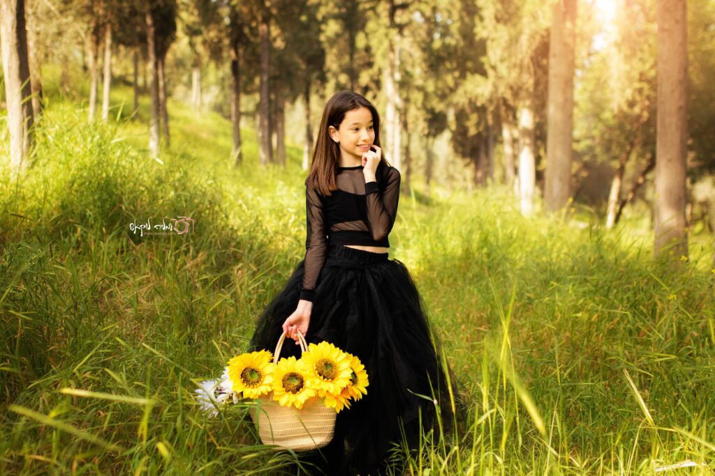 צילומי בת מצווה ביער עם טוטו שחור - עמליה לוקאש