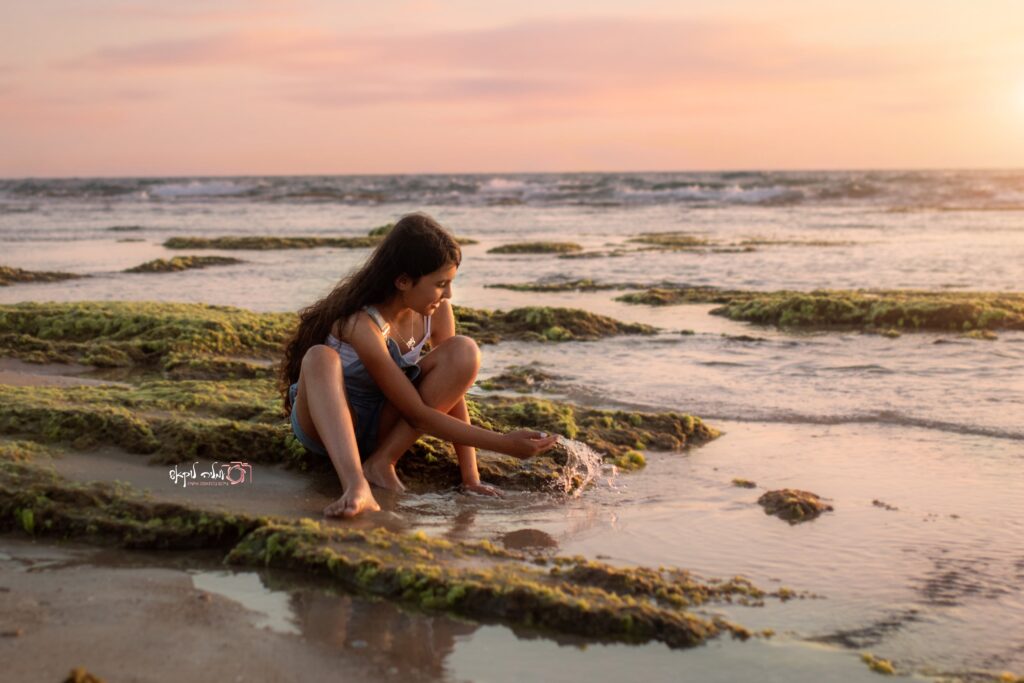 צילומי בת מצווה בים ילדה משחקת במים - עמליה לוקאש