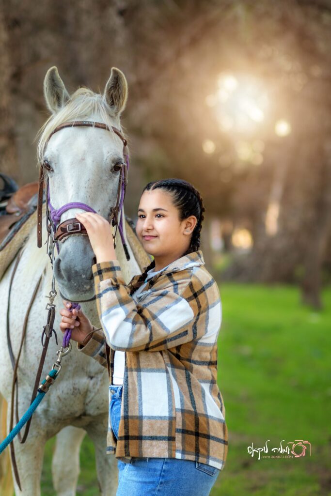 צילומי בת מצווה עם סוס לבן ביער - עמליה לוקאש