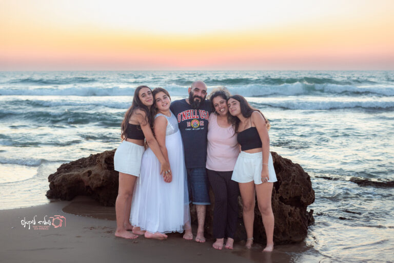 צילומי משפחה בשקיעה בחוף ים - עמליה לוקאש צלמת