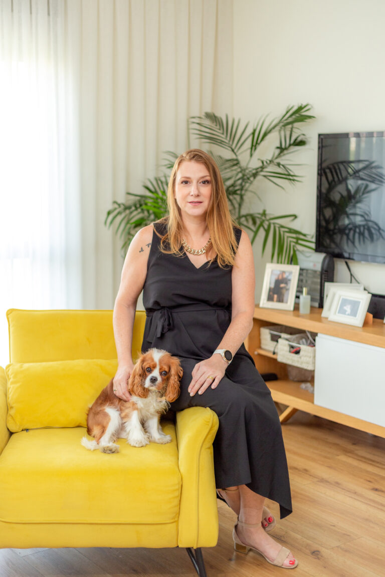 צילומי תדמית לנשות עסקים צילומי אווירה עם כלב - עמליה לוקאש