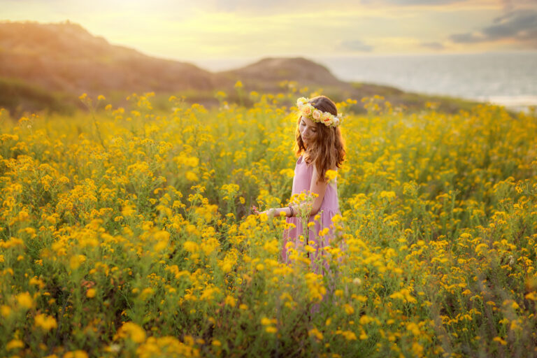 צילום ילדת בת מצווה בתוך שדה פרחים צהובים - עמליה לוקאש