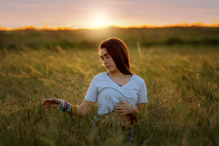 צילום ילדת בת מצווה בשדה חיטה ירוק בשקיעה- עמליה לוקאש